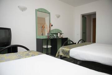 Фото номера Трехместный номер Курортные отели Cormoran Resort г. Uzlina 4