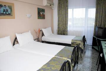 Фото номера Трехместный номер Курортные отели Cormoran Resort г. Uzlina 5